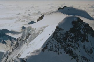 Kopie-von-Zumsteinspitze_von_der_Dufourspitze_front_large
